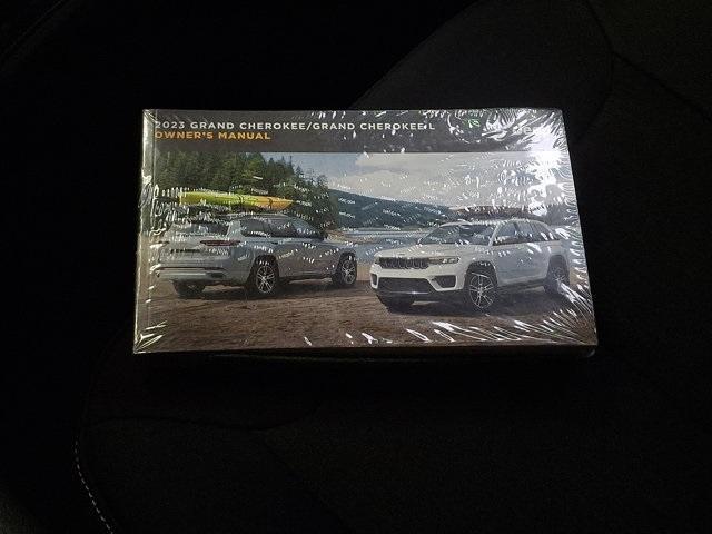 Photo of 2023 Bright White Clearcoat Jeep Grand Cherokee