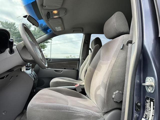 Photo of 2006 Slate Metallic Toyota Sienna
