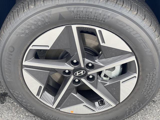 Photo of 2025 Shimmering Silver Hyundai TUCSON