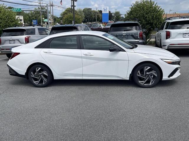 Photo of 2025 White Hyundai ELANTRA