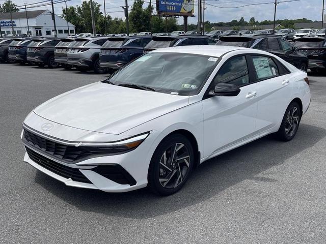 Photo of 2025 White Hyundai ELANTRA