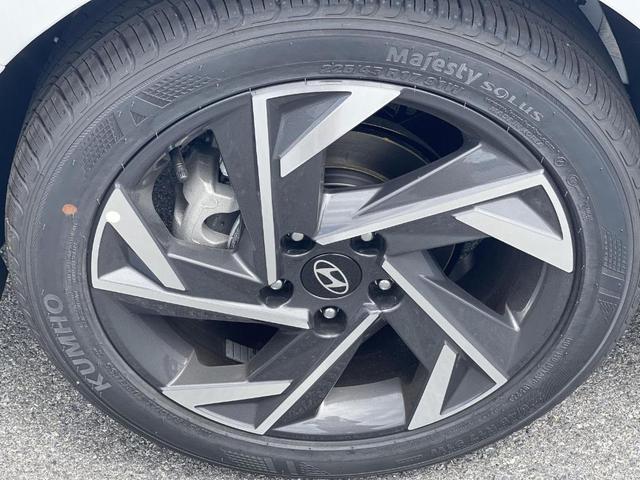Photo of 2025 White Hyundai ELANTRA