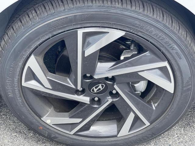Photo of 2025 White Hyundai ELANTRA