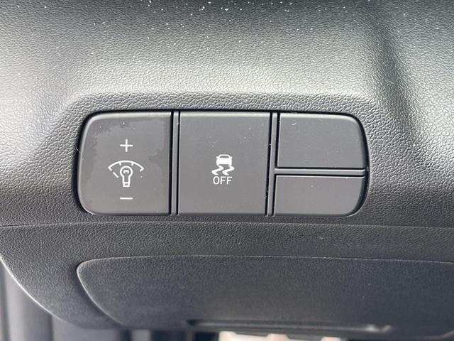 Photo of 2025 White Hyundai ELANTRA