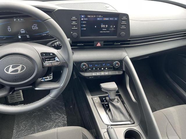 Photo of 2025 White Hyundai ELANTRA
