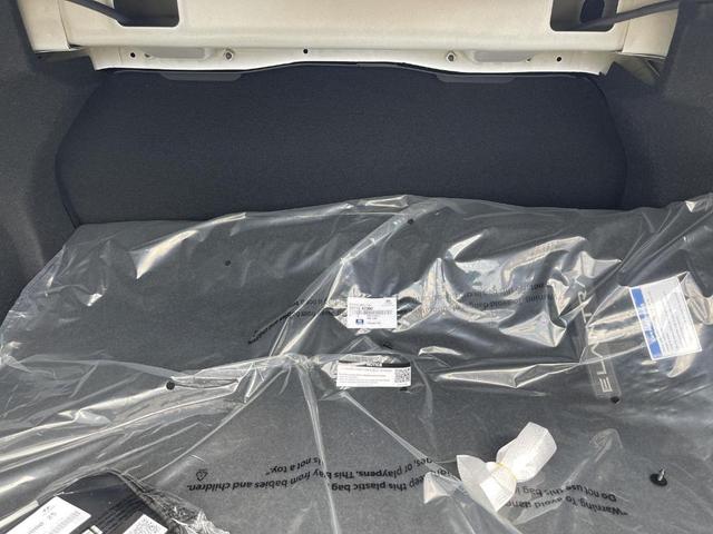 Photo of 2025 White Hyundai ELANTRA