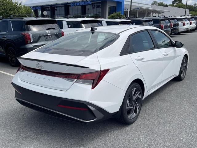 Photo of 2025 White Hyundai ELANTRA