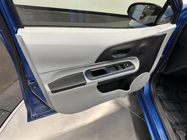 Photo of 2013 Blue Streak Metallic Toyota Prius c