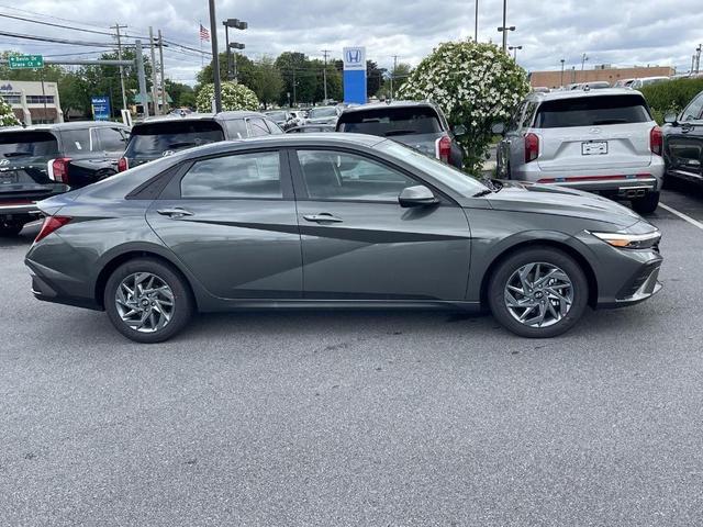 Photo of 2025 Amazon Gray Hyundai ELANTRA HEV