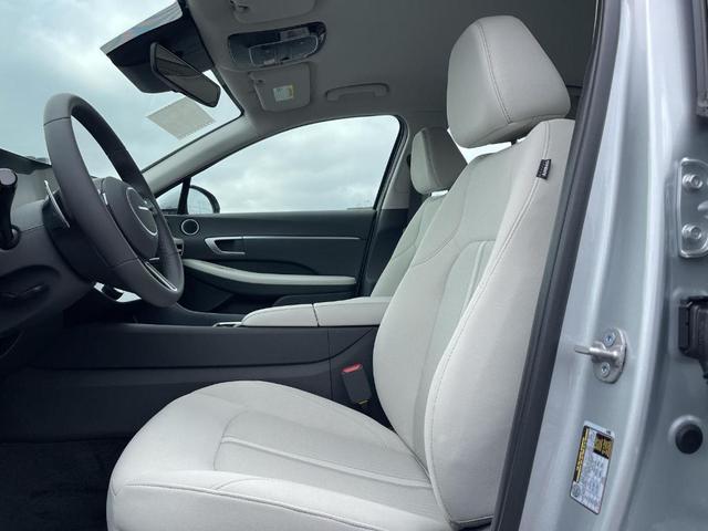 Photo of 2025 Silver Hyundai SONATA Hybrid