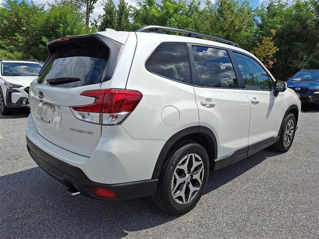 Photo of 2023 Crystal White Pearl Subaru Forester