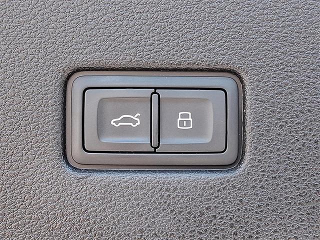 Photo of 2020 Glacier White Metallic Audi Q8