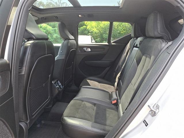 Photo of 2019 Bright Silver Metallic Volvo XC40