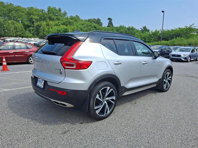 Photo of 2019 Bright Silver Metallic Volvo XC40
