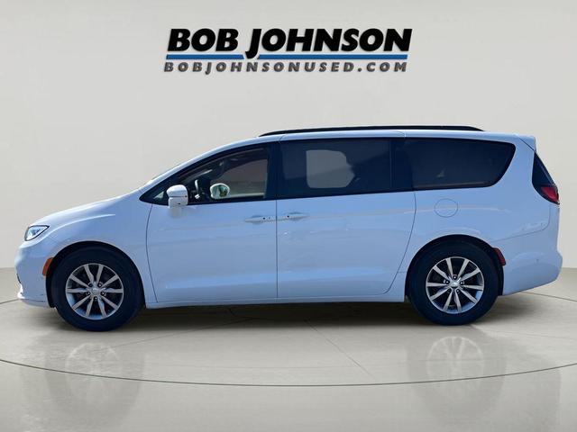 Photo of 2022 Bright White Clearcoat Chrysler Pacifica