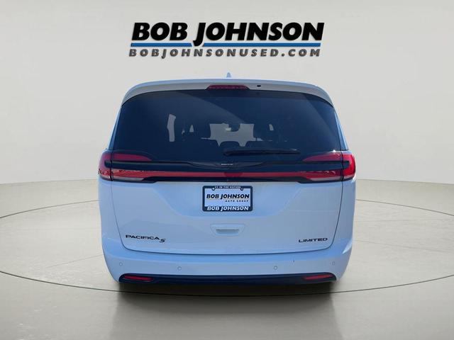 Photo of 2022 Bright White Clearcoat Chrysler Pacifica