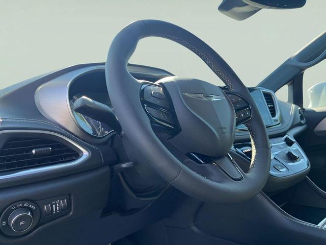 Photo of 2022 Bright White Clearcoat Chrysler Pacifica