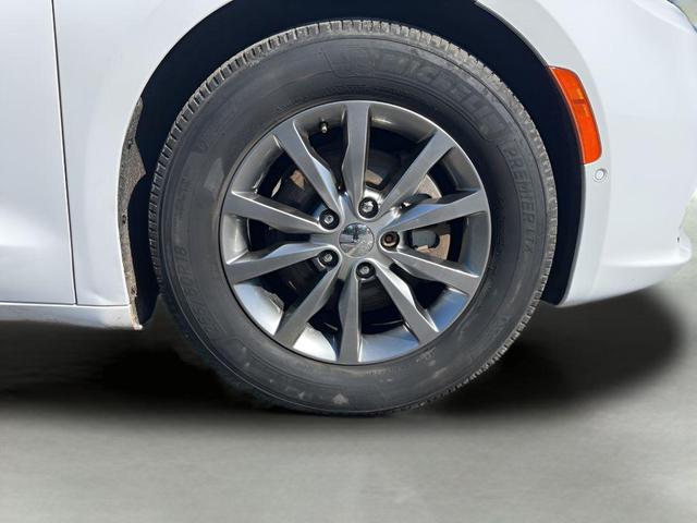 Photo of 2022 Bright White Clearcoat Chrysler Pacifica
