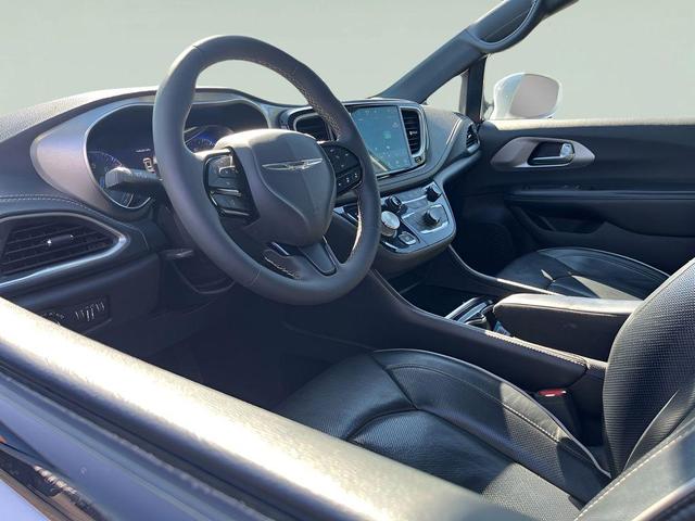 Photo of 2022 Bright White Clearcoat Chrysler Pacifica