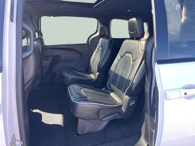 Photo of 2022 Bright White Clearcoat Chrysler Pacifica