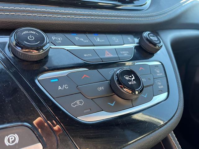Photo of 2022 Bright White Clearcoat Chrysler Pacifica