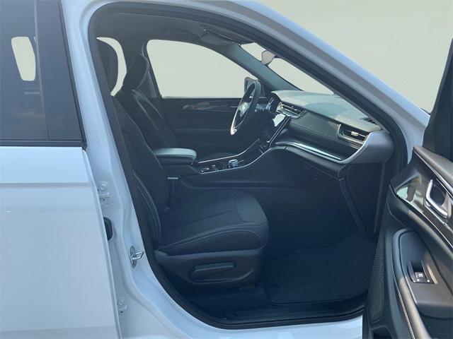 Photo of 2023 Bright White Clearcoat Jeep Grand Cherokee