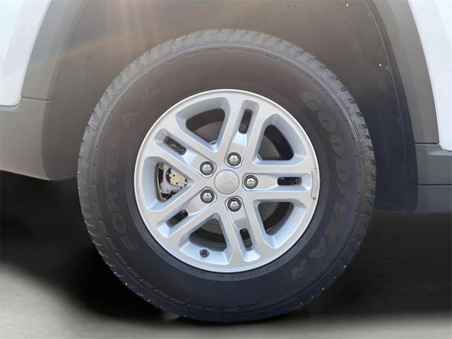 Photo of 2023 Bright White Clearcoat Jeep Grand Cherokee