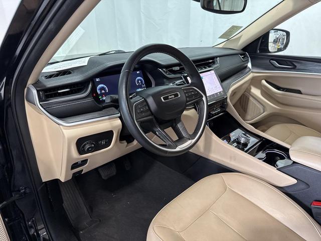 Photo of 2022 Diamond Black Crystal Pearlcoat Jeep Grand Cherokee L