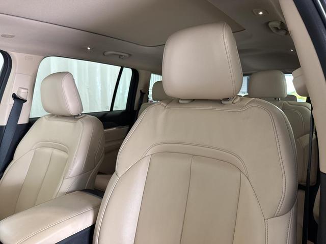 Photo of 2022 Diamond Black Crystal Pearlcoat Jeep Grand Cherokee L