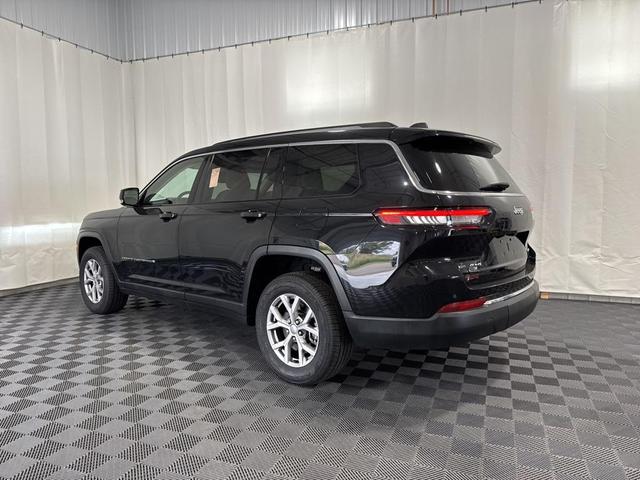 Photo of 2022 Diamond Black Crystal Pearlcoat Jeep Grand Cherokee L