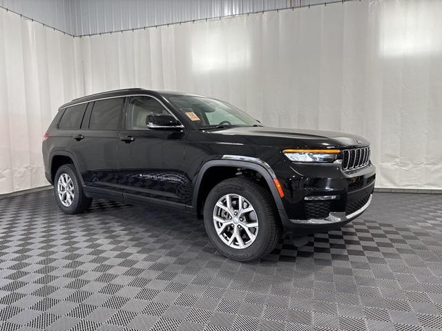 Photo of 2022 Diamond Black Crystal Pearlcoat Jeep Grand Cherokee L