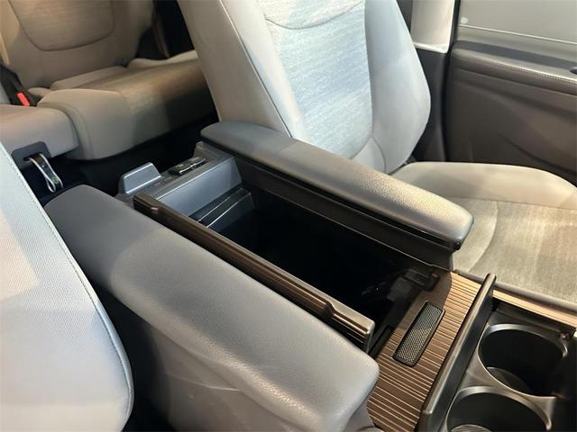 Photo of 2023 Sunset Bronze Mica Toyota Sienna
