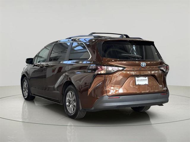 Photo of 2023 Sunset Bronze Mica Toyota Sienna
