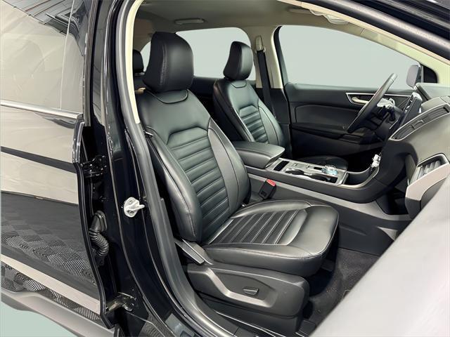 Photo of 2024 Black Metallic Ford Edge