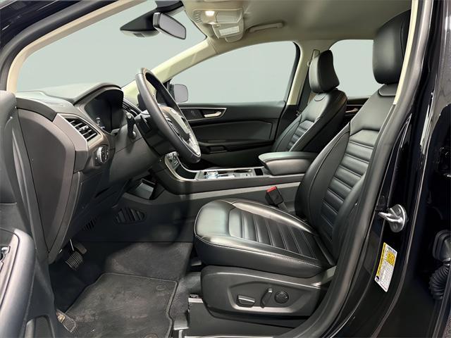 Photo of 2024 Black Metallic Ford Edge