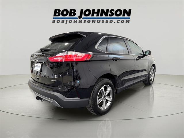Photo of 2024 Black Metallic Ford Edge