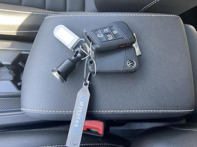 Photo of 2023 Pyrite Silver Metallic Volkswagen Taos