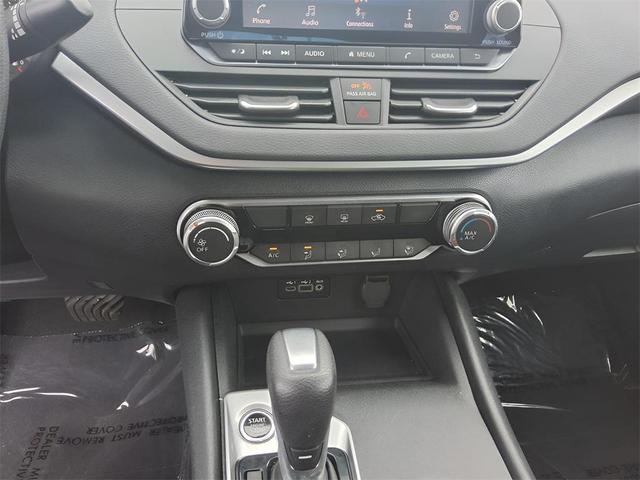 Photo of 2022 Super Black Clearcoat Nissan Altima