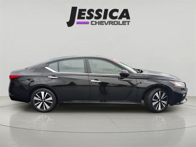 Photo of 2022 Super Black Clearcoat Nissan Altima