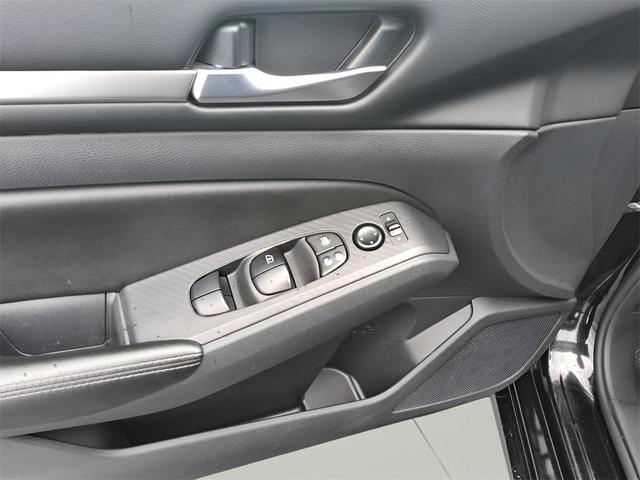 Photo of 2022 Super Black Clearcoat Nissan Altima