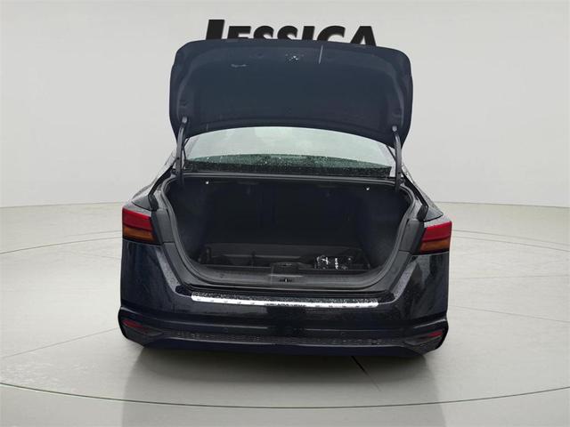 Photo of 2022 Super Black Clearcoat Nissan Altima