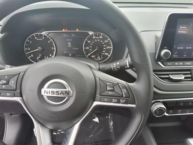 Photo of 2022 Super Black Clearcoat Nissan Altima