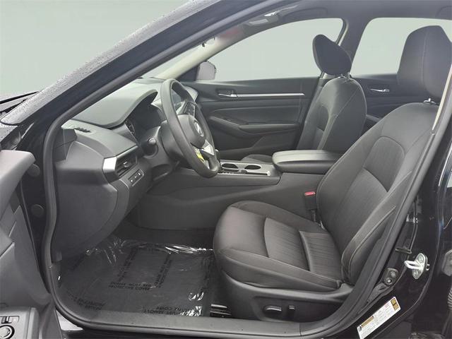 Photo of 2022 Super Black Clearcoat Nissan Altima