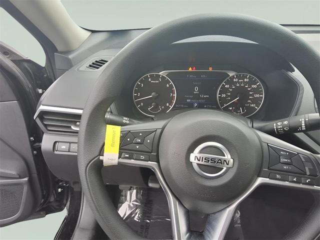 Photo of 2022 Super Black Clearcoat Nissan Altima