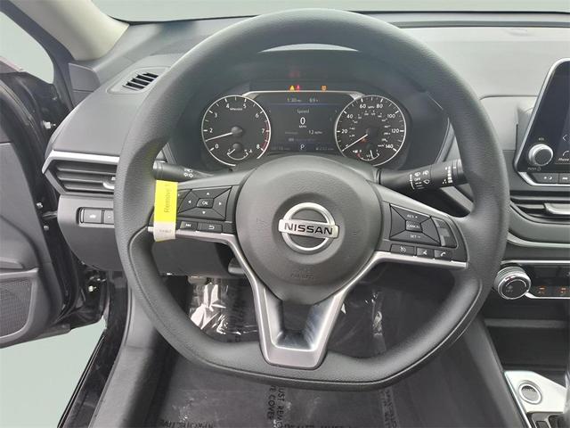 Photo of 2022 Super Black Clearcoat Nissan Altima