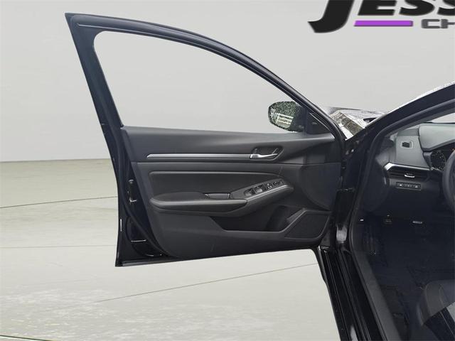Photo of 2022 Super Black Clearcoat Nissan Altima