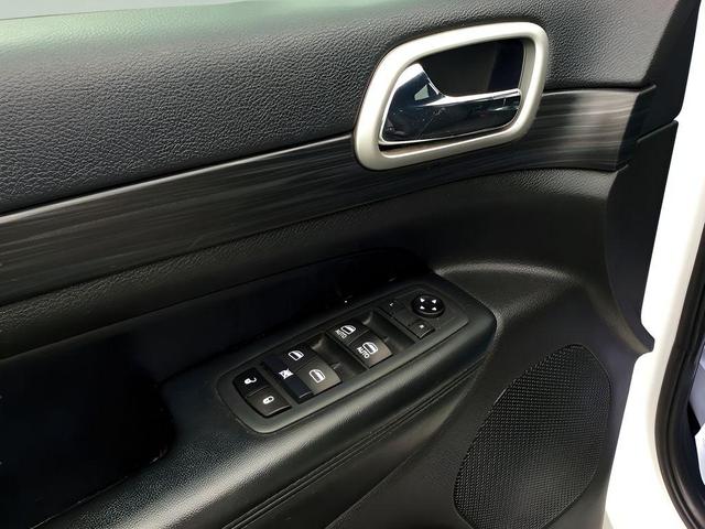 Photo of 2020 Bright White Clearcoat Jeep Grand Cherokee