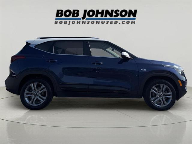 Photo of 2021 Dark Ocean Blue/White Roof Kia Seltos