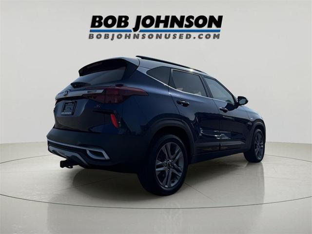 Photo of 2021 Dark Ocean Blue/White Roof Kia Seltos