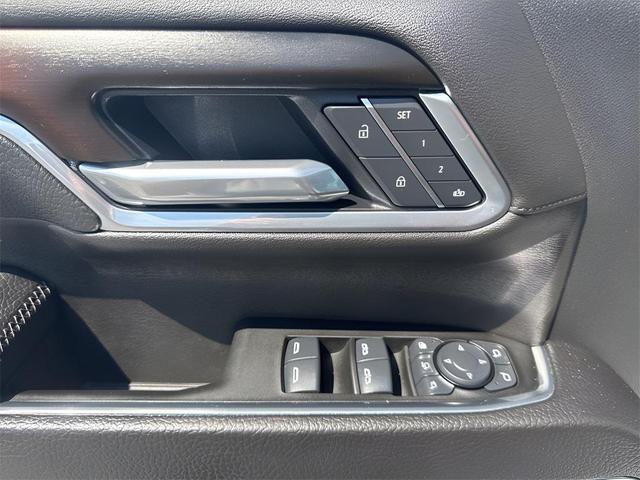Photo of 2025 Summit White GMC Sierra 2500